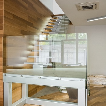лестница из стекла и металла с LED подсветкой. Детали конструкций